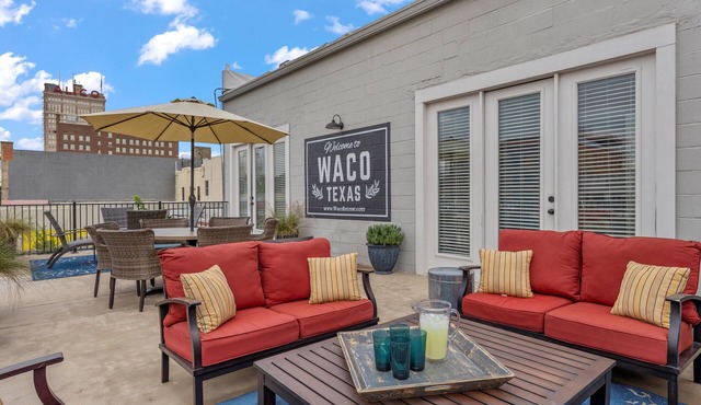 Walk to Magnolia 2 Minutes to Baylor Huge Private Balcony King Beds