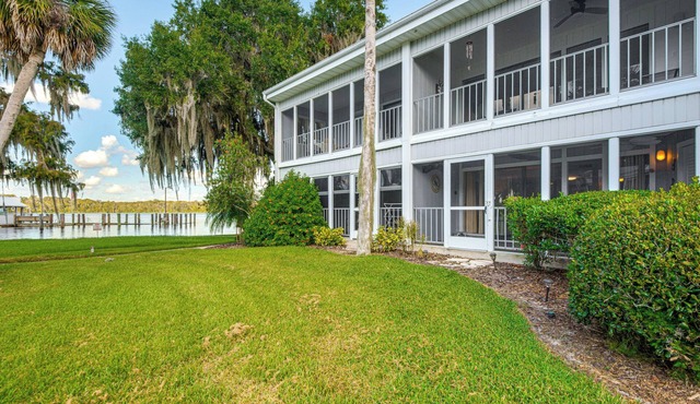 Walk to Pool: Riverfront Welaka Condo w/Boat Ramp