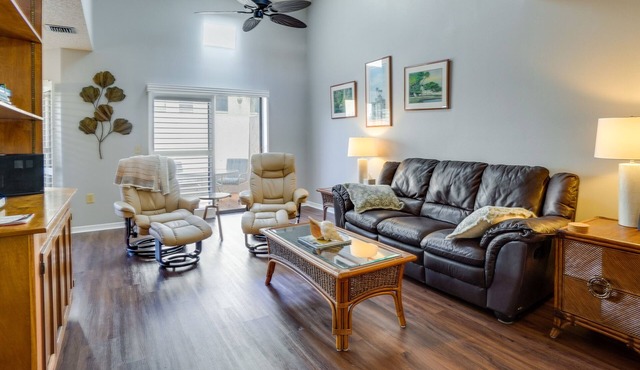 Walk to Restaurants: Downtown Leesburg Townhome!