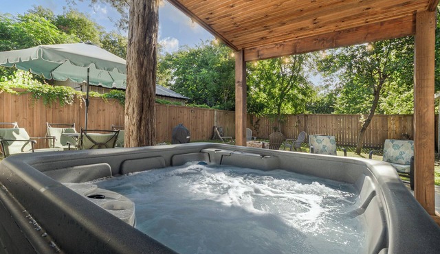 Walk to Stadium*Hot Tub*Secured Parking*Ping Pong