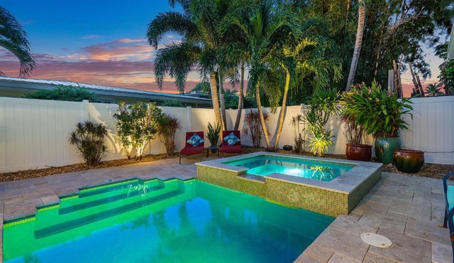 Walk to The Ave- Heated Pool, Spa, Golden Tee and Putting Green - mins to Beach- by Maven Vacation Rentals
