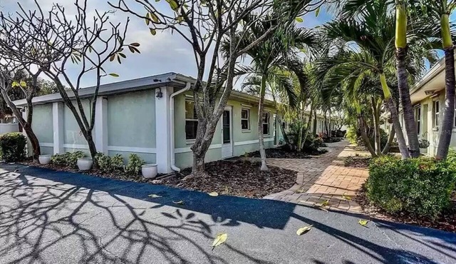 Walk to the beach! Cute 1 bedroom with extra sofa sleeper!