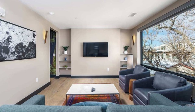 Walkable Denver Flat + Rooftop Patio on Tennyson St