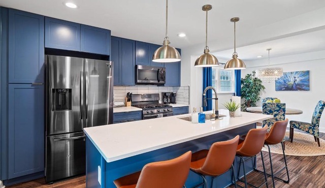 Walkable Gordon Square - Sleeps 8 - 3BR