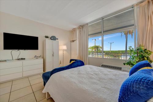 Watch the dolphins Large balcony Suite and heated pool