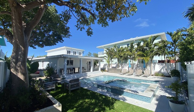 Water front home. 50' Dock w/Pool & Hot Tub. Just S. of Tavernier Creek