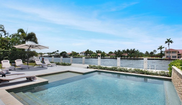 Waterfront Villa- 8min walk to the beach - Heated Pool- Gym - Outdoor BBQ grill