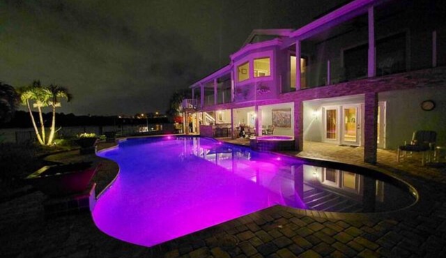 Waterfront & Amazing Views with Pool and Hot Tub-Walk to Beach. Bikes & Kayaks!