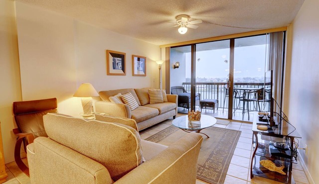 Waterfront condo, Gated Community, Walk to beach, Pools!