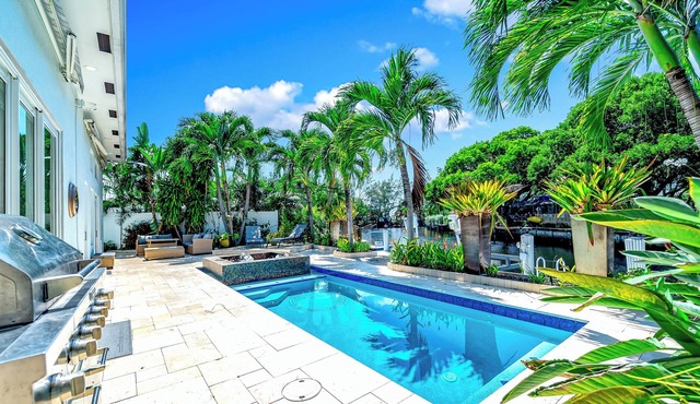 Waterfront Gem! HTD Pool+Hot Tub! 1 Mile To Beach!