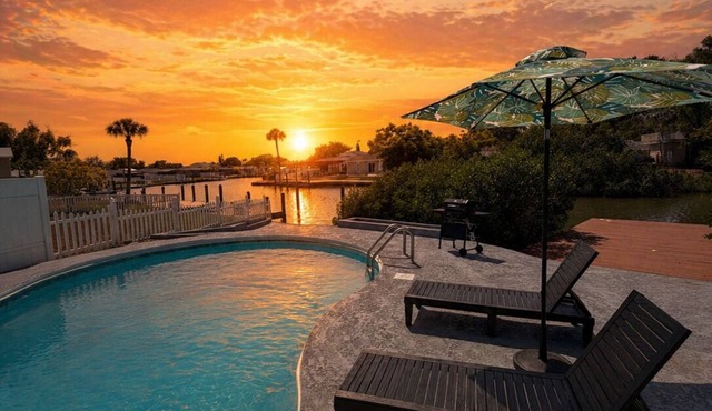 Waterfront Getaway - Prime Location - Big Backyard