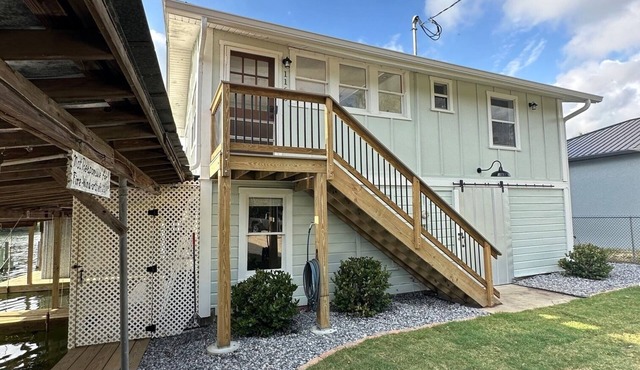 Waterfront home in Crystal River w/private dock and kayaks
