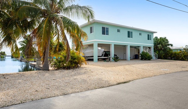 Waterfront home with boat dock, 2 kayaks, 2 bikes, AC & W/D - dog-friendly