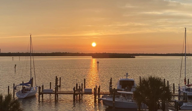 Waterfront in Old Marco! Beautiful unit! Deluxe!