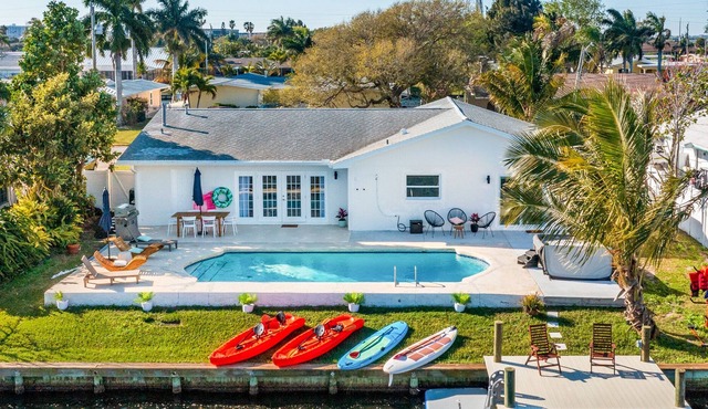 Waterfront Oasis: 3B/3B with Heat Pool & Hot Tub-Bring Your Boat!