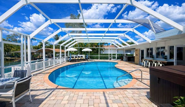 Waterfront Oasis Sauna/Pool/Hot tub/5 min to TPA