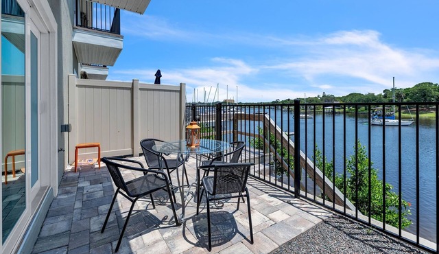 Waterfront Townhome: Dolphins, Manatees & Kayaks near Eau Gallie Arts District in Melbourne