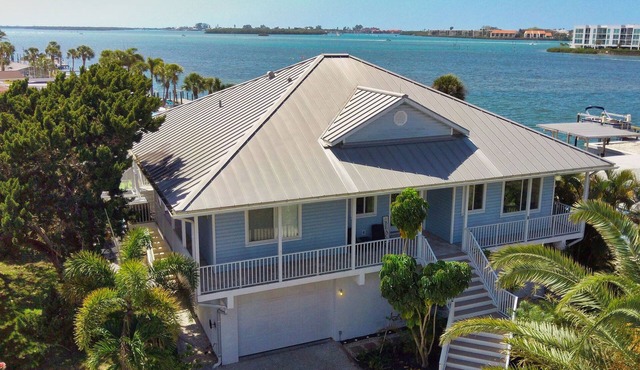 Waterfront Tropical Paradise, 5mins. to beach, pool/hot tub, game room, kayaks