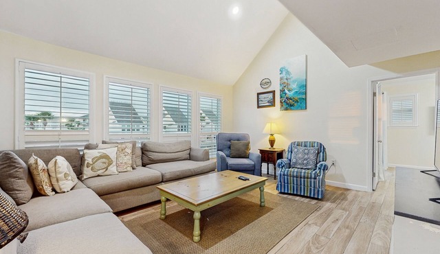 Waterfront villa with multi level home, shared pool & easy beach access