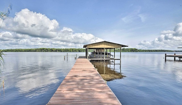 Waterfront Welaka Escape w/Private Docks!