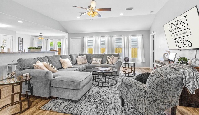 Weekday Summer Deals ~ Near Dyess ~Dogs OK~ Sleeps 8 ~ 5 Stars ~Spacious ~ Clean