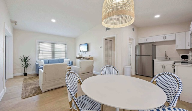 Welcome to The Drift – Your Laid-Back Beach Escape in Cocoa Beach! 2/2