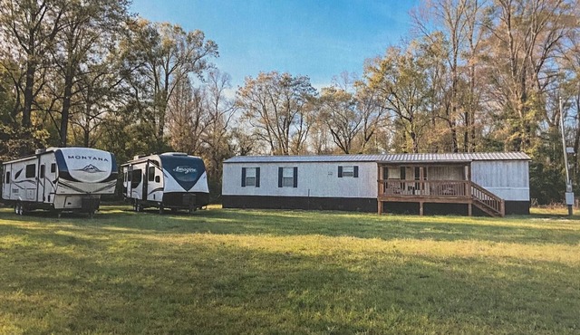 Welcoming 2-Bedroom 2-Bathroom Mobile Home RV space available