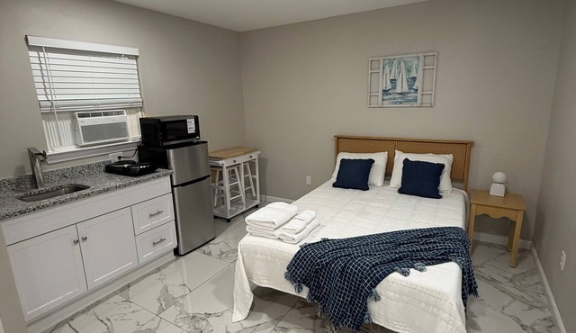 Welcoming studio with AC near Downtown and NAS.