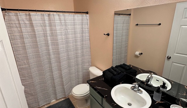 Westside Blues - Spacious 2 Bedroom, 2 Bathroom Condo