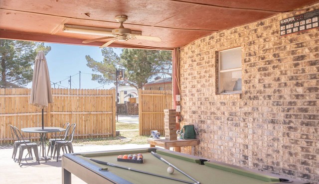 Westside Gameyard - Pool Table+Fast WiFi+King Bed by LCH