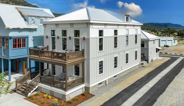 Whitewater Estate! The Grand South Main Residence!
