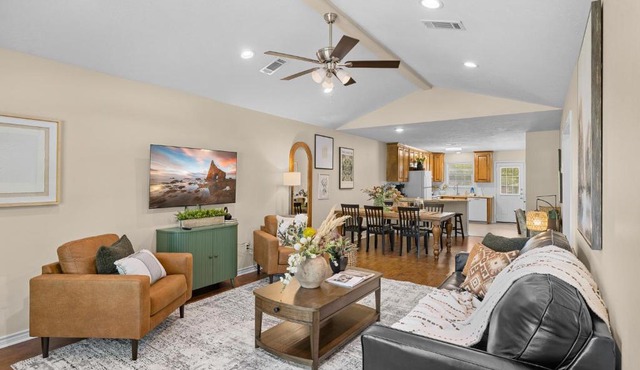 Wolf Pen Creek Retreat #B, 3BD 2BA, Workspace, Washer and Dryer, Parking