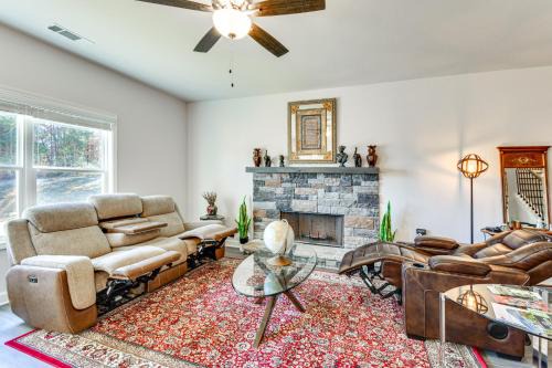 Work, Explore & Relax: Modern Townhome in Lula! in Lula