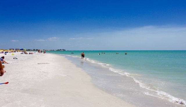 Your Beach Adventure Awaits! Garden View, Outdoor Pool, Free Parking and BIke