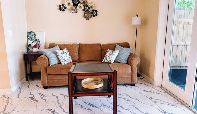 Your home away from Home -Charming 2-bedroom townhome with AC in sunny Tampa -