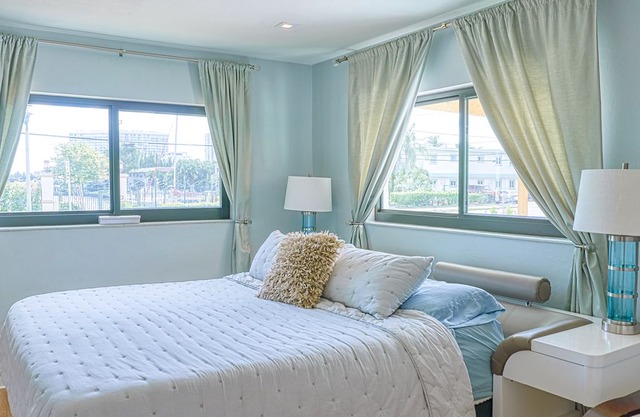10% Discount Renovated Home walking distance to the New Pompano Beach