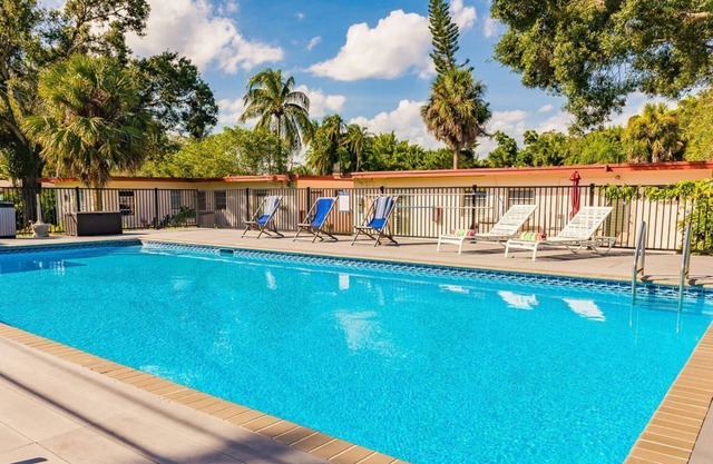 #2 Heated Pool, Private Patio & Grill, 1BR+sunroom