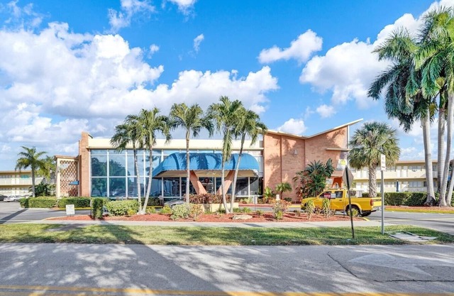 Amazing Studio/1Bath, Hallandale Beach, FREE PARKING. Walk to the beach!