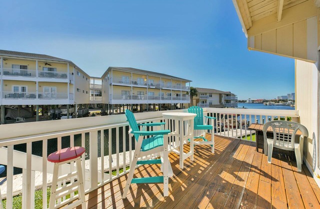 Beach Service Included-Pet-friendly, Walk to Beach! Sandpiper Cove 1025!