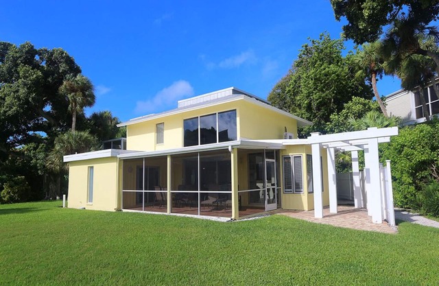 Bright Breezy Bayview Condo – Walk to Beach