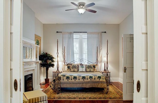 Elegant Brick 2 Br In Downtown Savannah