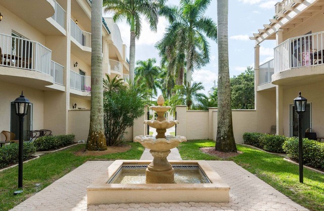 Enjoy coastal living in this spacious 2/2 Bayside condo in Sarasota.