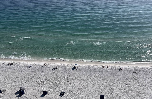GULF FRONT with Amazing Views, 3 Pools, Tiki Bar! LOCATION! Zero entry pool