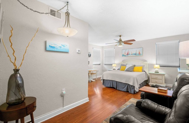 ✨ Gulf Winds Upgraded Condo — Beautiful Remodel with Queen Bed Near the Beach