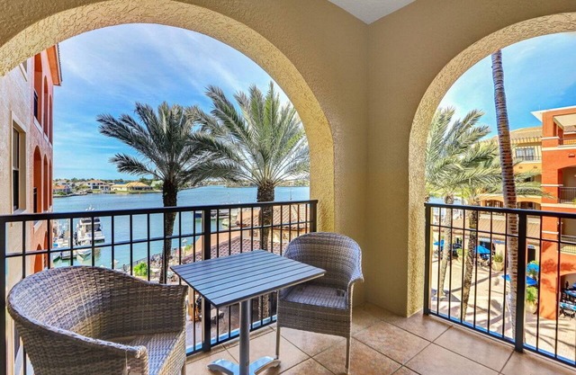 Luxurious Esplanade Condo | Overlooking Bay