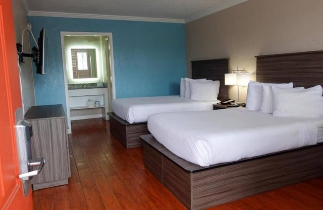 Relax and Recharge! 2 Serene Units, Free Breakfast & Parking, Pool!