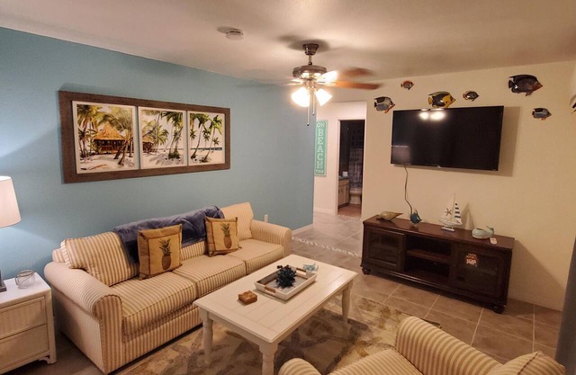 WALK TO BEACH ACCESS! DOG FRIENDLY! UNIT 1D