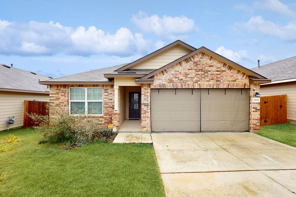 Medina Valley House | Dog-friendly single-level retreat with pool access, large yard, washer/dryer, AC