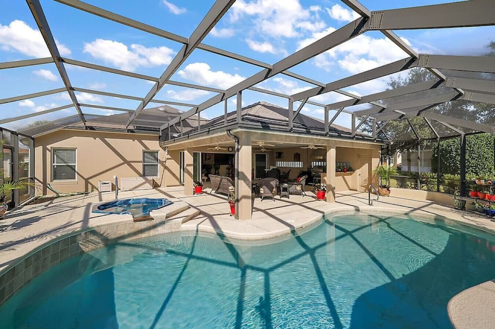 St. Charles House | Perfect Pool & Spa in St Charles