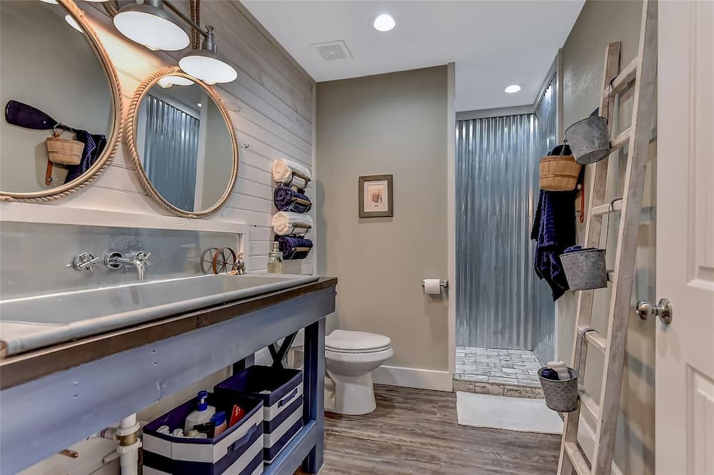 Photo of Bathroom in Pottsboro